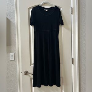 TravelSmith packable midi dress. Short sleeve crewneck. Vacation. Travel wear.